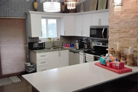 Casa en venta en Plantation, Florida, 3 dormitorios, 122.45 m2 № 1993930 - foto 11