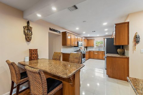 House in Palm Beach Shores, Florida 3 bedrooms, 206.71 sq.m. № 2402426 - photo 16