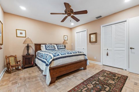 House in Palm Beach Shores, Florida 3 bedrooms, 206.71 sq.m. № 2402426 - photo 25