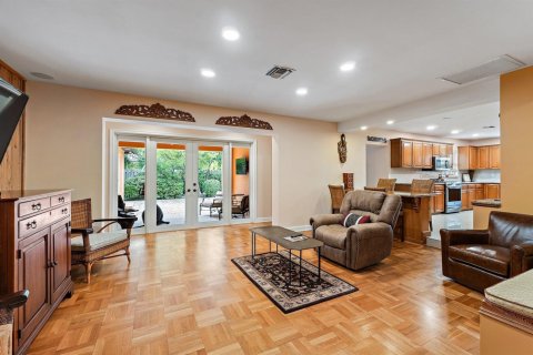 House in Palm Beach Shores, Florida 3 bedrooms, 206.71 sq.m. № 2402426 - photo 10