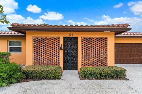 House in Palm Beach Shores, Florida 3 bedrooms, 206.71 sq.m. № 2402426 - photo 4