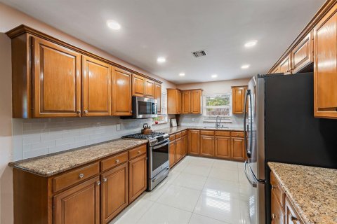House in Palm Beach Shores, Florida 3 bedrooms, 206.71 sq.m. № 2402426 - photo 17