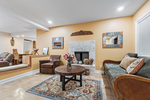 House in Palm Beach Shores, Florida 3 bedrooms, 206.71 sq.m. № 2402426 - photo 7