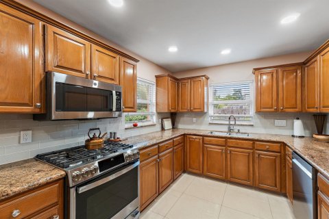 House in Palm Beach Shores, Florida 3 bedrooms, 206.71 sq.m. № 2402426 - photo 19