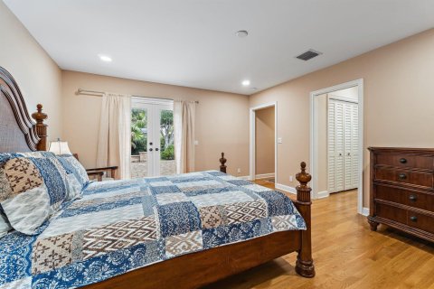 House in Palm Beach Shores, Florida 3 bedrooms, 206.71 sq.m. № 2402426 - photo 22