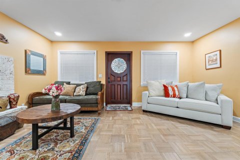 House in Palm Beach Shores, Florida 3 bedrooms, 206.71 sq.m. № 2402426 - photo 5