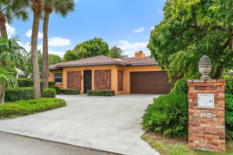 House in Palm Beach Shores, Florida 3 bedrooms, 206.71 sq.m. № 2402426