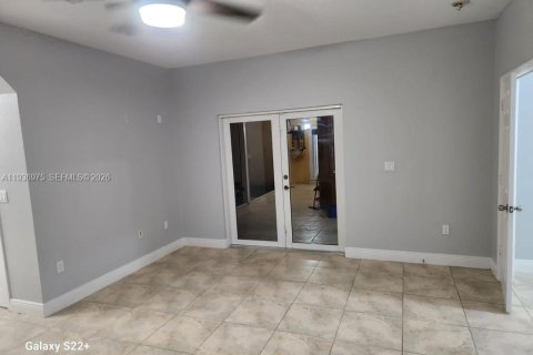 Casa en venta en Miami, Florida, 5 dormitorios № 1999692 - foto 10