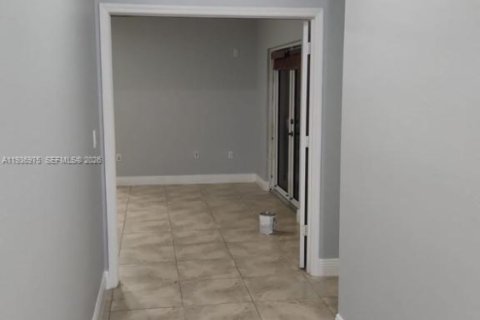 Casa en venta en Miami, Florida, 5 dormitorios № 1999692 - foto 14