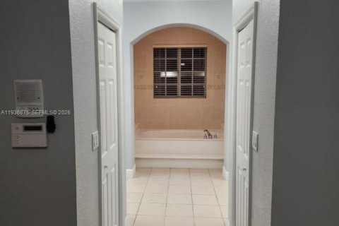 Casa en venta en Miami, Florida, 5 dormitorios № 1999692 - foto 19