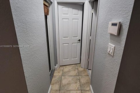 Casa en venta en Miami, Florida, 5 dormitorios № 1999692 - foto 15