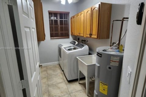 Casa en venta en Miami, Florida, 5 dormitorios № 1999692 - foto 16