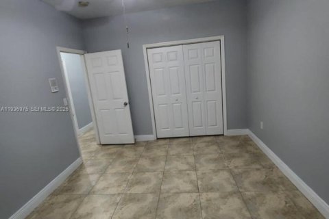 Casa en venta en Miami, Florida, 5 dormitorios № 1999692 - foto 2