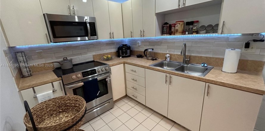 Condominio en Miami, Florida, 2 dormitorios  № 1807841