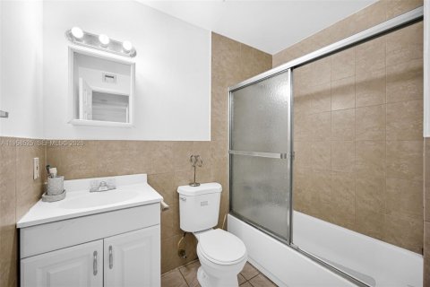 Condo in North Miami, Florida, 1 bedroom  № 2020821 - photo 13