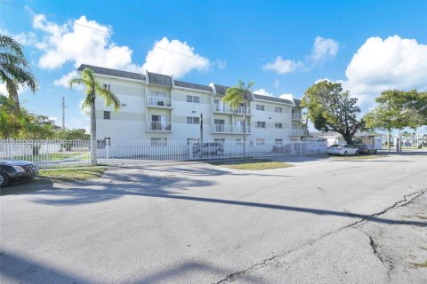 Condo in North Miami, Florida, 1 bedroom  № 2020821 - photo 28