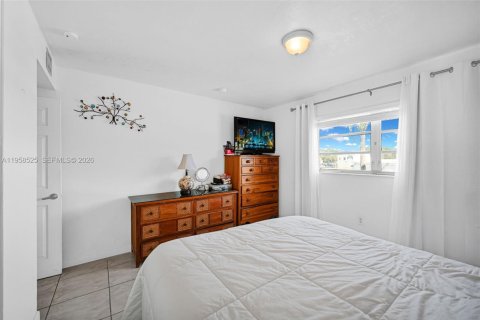 Condo in North Miami, Florida, 1 bedroom  № 2020821 - photo 11