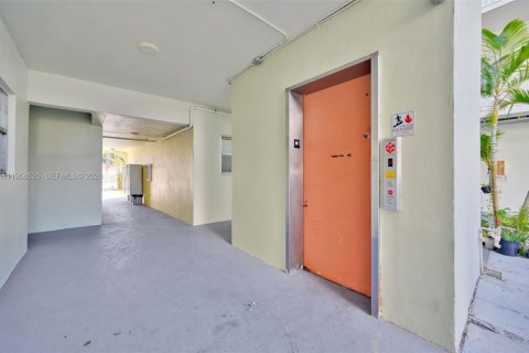 Condo in North Miami, Florida, 1 bedroom  № 2020821 - photo 25