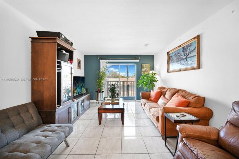 Condo in North Miami, Florida, 1 bedroom  № 2020821 - photo 2