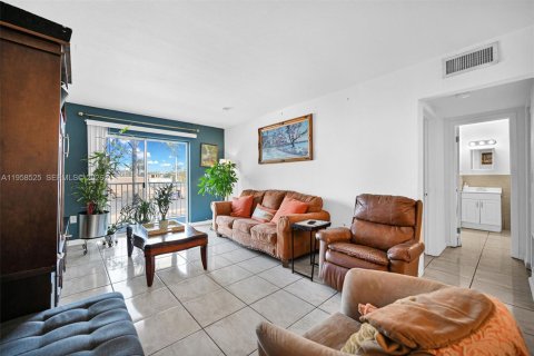 Condo in North Miami, Florida, 1 bedroom  № 2020821 - photo 3