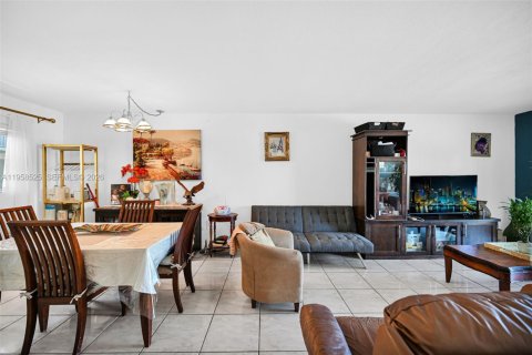 Condo in North Miami, Florida, 1 bedroom  № 2020821 - photo 9