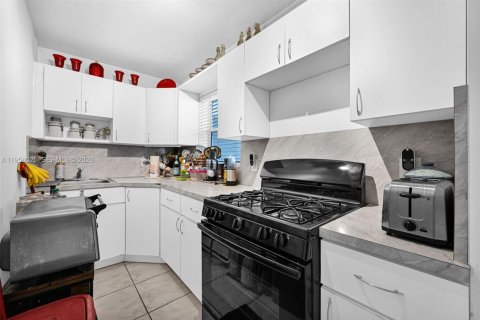 Condo in North Miami, Florida, 1 bedroom  № 2020821 - photo 5