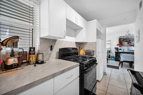 Condo in North Miami, Florida, 1 bedroom  № 2020821 - photo 6