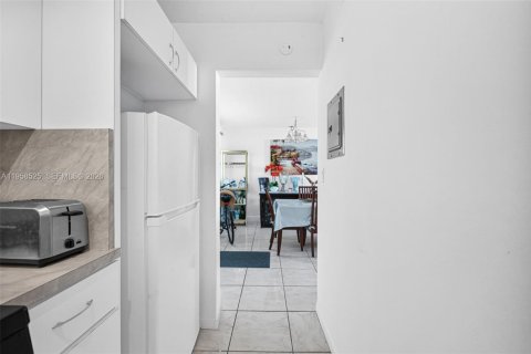 Condo in North Miami, Florida, 1 bedroom  № 2020821 - photo 7