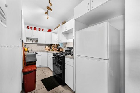 Condo in North Miami, Florida, 1 bedroom  № 2020821 - photo 4