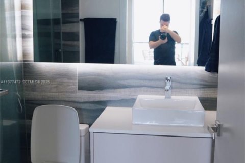 Condo in Miami, Florida, 1 bedroom  № 2042501 - photo 12