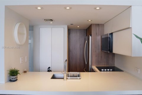 Condo in Miami, Florida, 1 bedroom  № 2042501 - photo 6