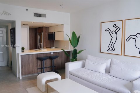 Condo in Miami, Florida, 1 bedroom  № 2042501 - photo 5