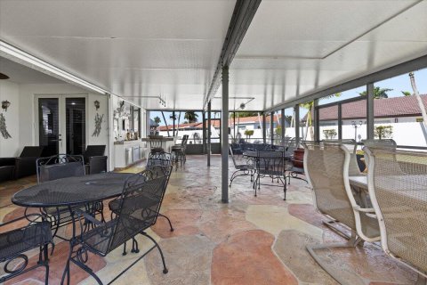 House in Miami, Florida 4 bedrooms, 192.96 sq.m. № 2147038 - photo 16