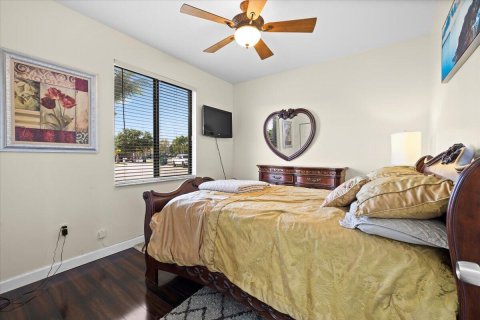 House in Miami, Florida 4 bedrooms, 192.96 sq.m. № 2147038 - photo 23