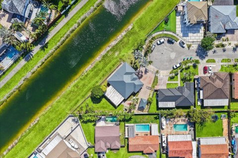 House in Miami, Florida 4 bedrooms, 192.96 sq.m. № 2147038 - photo 4