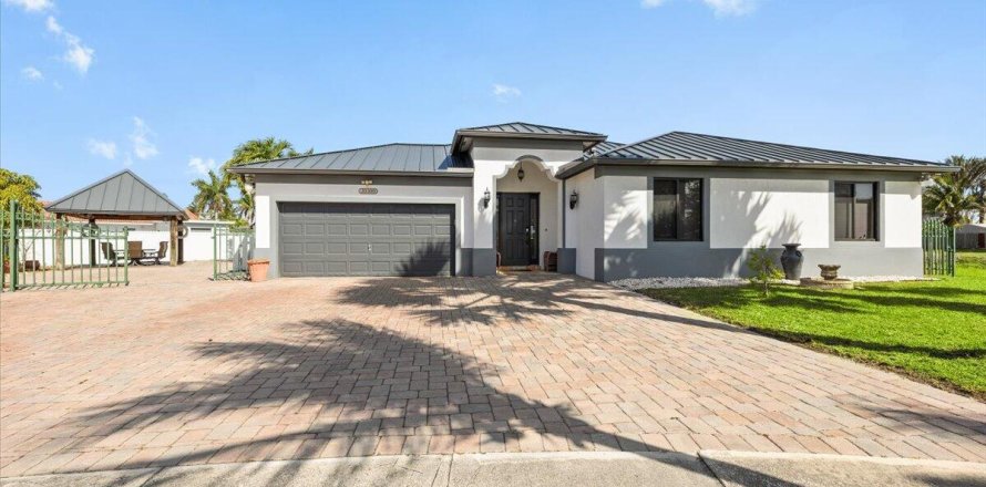 House in Miami, Florida 4 bedrooms, 192.96 sq.m. № 2147038