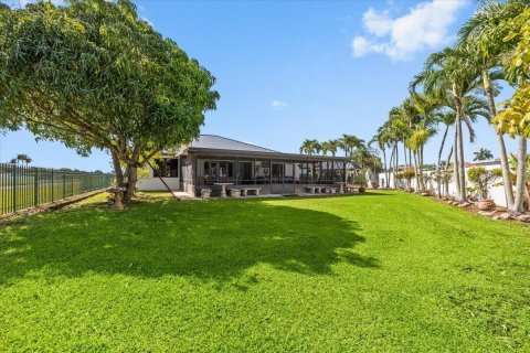House in Miami, Florida 4 bedrooms, 192.96 sq.m. № 2147038 - photo 11