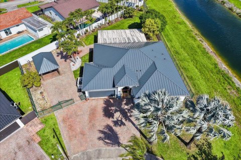 House in Miami, Florida 4 bedrooms, 192.96 sq.m. № 2147038 - photo 8