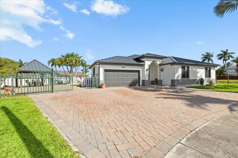 House in Miami, Florida 4 bedrooms, 192.96 sq.m. № 2147038 - photo 2