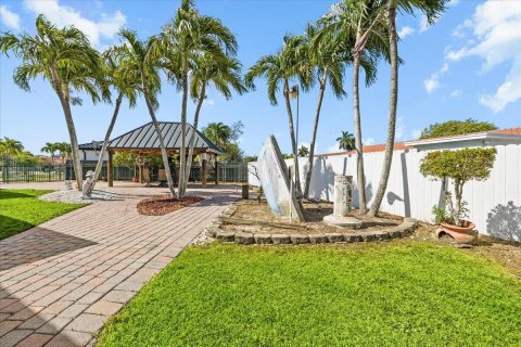 House in Miami, Florida 4 bedrooms, 192.96 sq.m. № 2147038 - photo 9