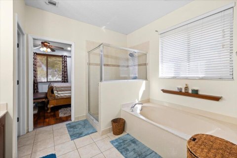 House in Miami, Florida 4 bedrooms, 192.96 sq.m. № 2147038 - photo 25