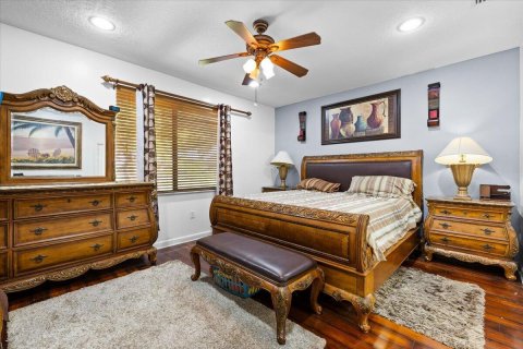House in Miami, Florida 4 bedrooms, 192.96 sq.m. № 2147038 - photo 30