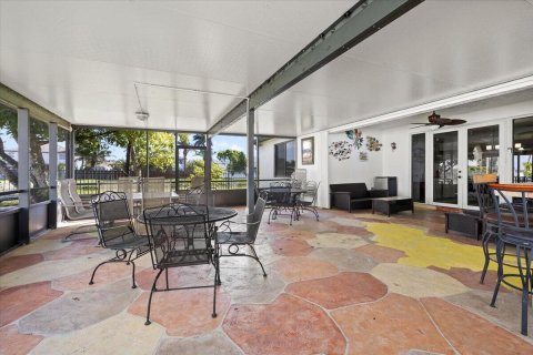 House in Miami, Florida 4 bedrooms, 192.96 sq.m. № 2147038 - photo 15