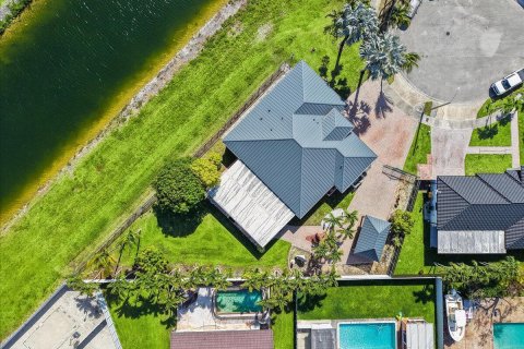 House in Miami, Florida 4 bedrooms, 192.96 sq.m. № 2147038 - photo 6