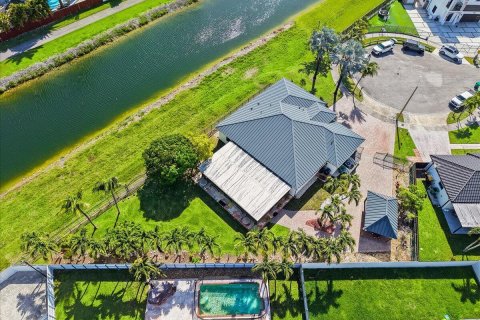 House in Miami, Florida 4 bedrooms, 192.96 sq.m. № 2147038 - photo 5