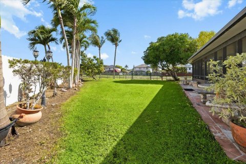 House in Miami, Florida 4 bedrooms, 192.96 sq.m. № 2147038 - photo 10