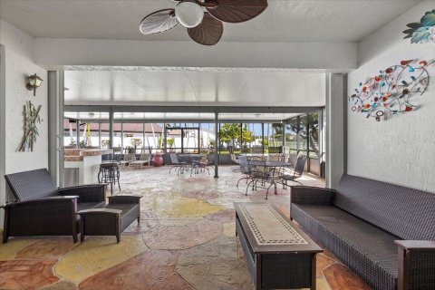 House in Miami, Florida 4 bedrooms, 192.96 sq.m. № 2147038 - photo 17