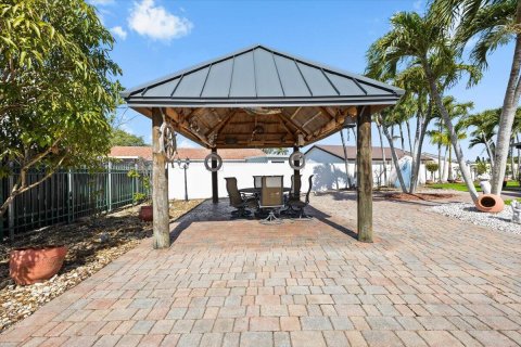 House in Miami, Florida 4 bedrooms, 192.96 sq.m. № 2147038 - photo 12