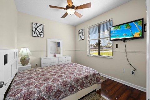 House in Miami, Florida 4 bedrooms, 192.96 sq.m. № 2147038 - photo 19