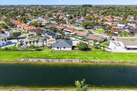 House in Miami, Florida 4 bedrooms, 192.96 sq.m. № 2147038 - photo 3